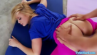 Aj Applegate Visar Upp Sina Sensuella Yoga- Och Muntliga Färdigheter I Aktion.