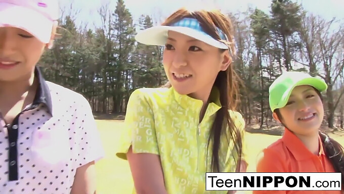 Tre Ragazze Asiatiche Adolescenti Si Impegnano In Un Gioco Di Strip Golf