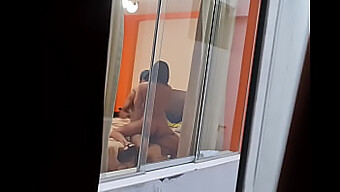 Un Colocataire Voyeur Surprend Son Petit Ami En Train De Tromper Un Autre Homme, Ce Qui Conduit À Un Plaisir Intense.