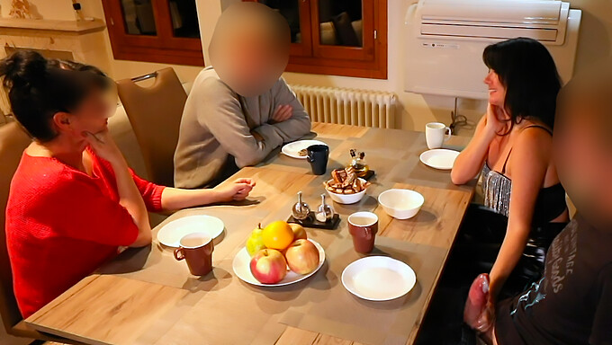 Niemiecki 18-Latek Odsłania Ogromnego Kutasa W Publicznej Restauracji.