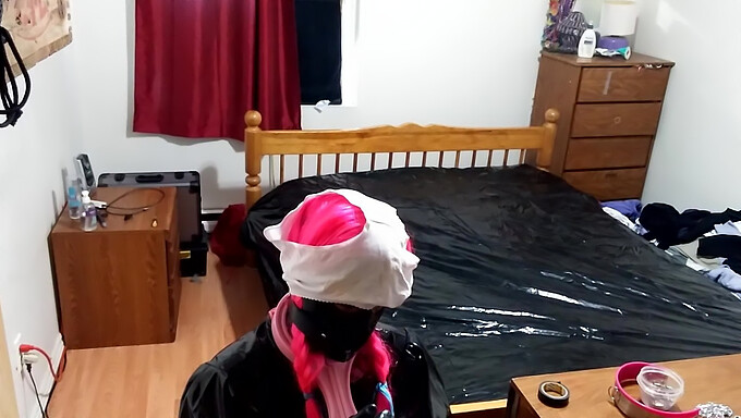 Gioco Da Sola Con La Cameriera Sissy Con Dildo E Auto-Bondage