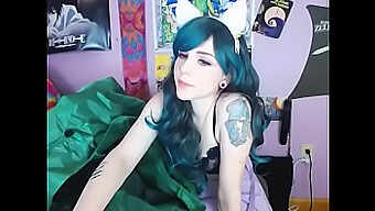 Camgirl Kitty Bawi Się Sama Sobą W Uwodzicielski Sposób