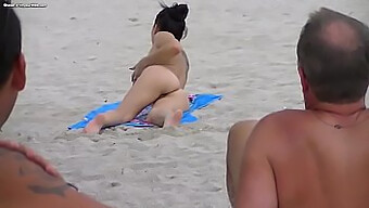 Pareja Exhibicionista En La Playa: Video Amateur