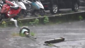 Csinos Barát Polioval Megosztja Barátságos Oldalát Egy Forró Videóban