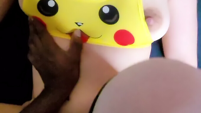 Európai Csaj Pikachu Jelmezben Keményen Megdugva A Cfnm Videóban