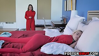 Bionda Milf E Teen Si Masturbano E Si Leccano La Figa