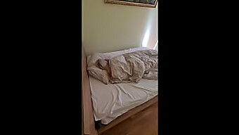 Vrouw En Man Genieten Van Zelfgemaakte Masturbatiesessie In Amateurvideo