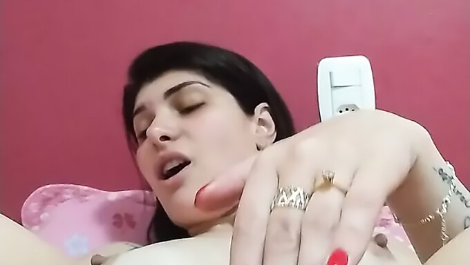 Adolescente Latina Se Masturba Com Um Dildo Em Vídeo Hd