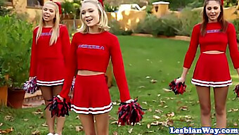 Cheerleader Lesbian Terlibat Dalam Foursome Panas Setelah Latihan