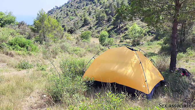 Un Couple Européen Se Fait Prendre En Train De Baiser Dans Une Tente, Choquant Un Touriste Proche