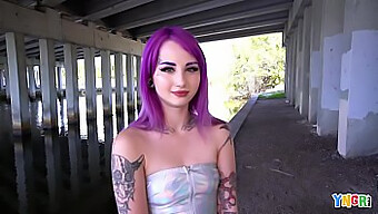 Adolescente De Cabelo Roxo Recebe Sexo Oral E Anal Em Um Vídeo Explícito