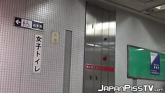 公共のトイレで放尿す...