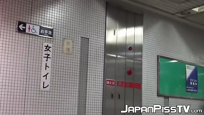 Japanische Frauen Haben Gefilmt, Wie Sie Auf Einer Öffentlichen Toilette Uriniert Haben