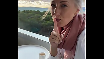 Mostra Pubblica Di Affetto: La Bionda Si Dà Piacere Sul Balcone Di Un Hotel A Maiorca. Non Perdere Questo Spettacolo Piccante!