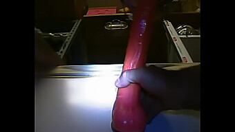 Kehlenfick Mit Einem Dildo