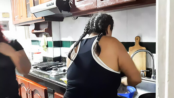 Stiefmoeder En Meid Gaan Een Triootje Aan Tijdens Het Koken Van Een Diner