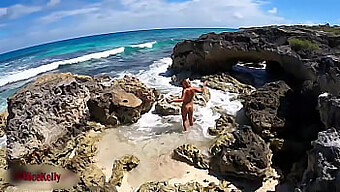 Véritable Vidéo D'Une Fille Se Faisant Plaisir Au Bord De La Mer !