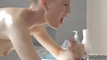 Teen Babe Giver Et Sensuelt Blowjob Og Handjob, Før Hun Bliver Kneppet