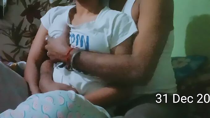 Desi Bhabhi S Veľkými Prirodzenými Prsiami Je Použitá A Zneužitá V Chudom Videu