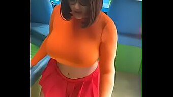 Velma A Její Partner Se V Tomto Cosplay Videu Vyžívají Ve Výstředním Sexu